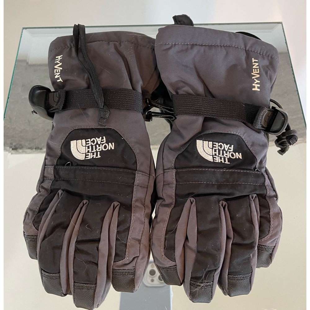 North Face gloves. Size S (boys). Gray and black color